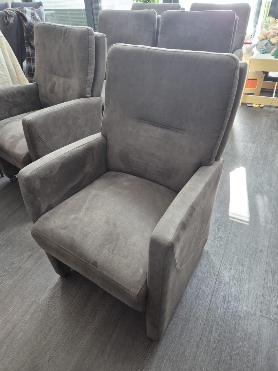 10 Stoelen met wielen p.st 65 euro