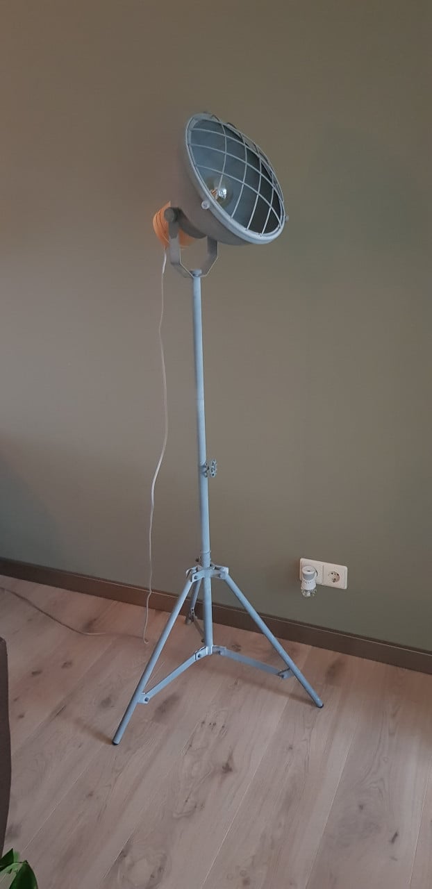 Inboedel: boekenkasten, eettafel, fauteuils, hanglampen, vloerlamp