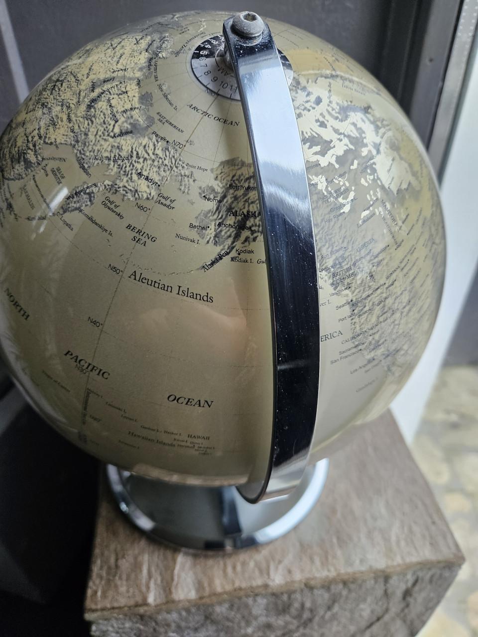 Prachtige gouden vintage wereldbol van metaal en chroom