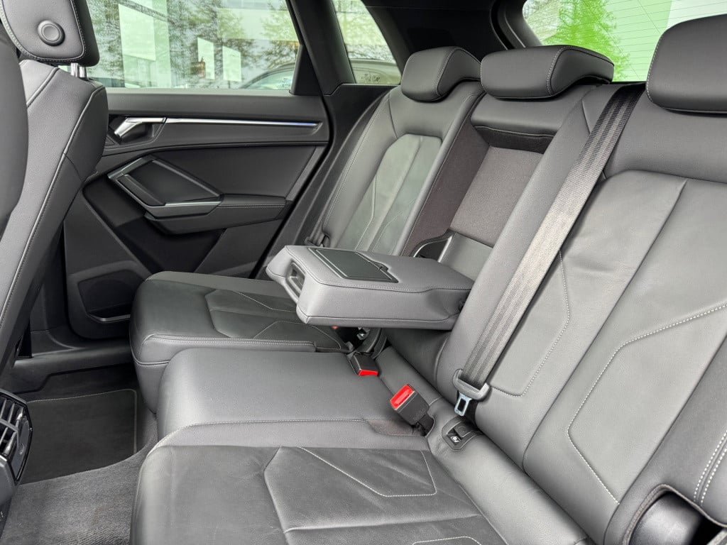 Audi Q3 35 tfsi 3x s-line * panoramadak * keyless * leer * camera