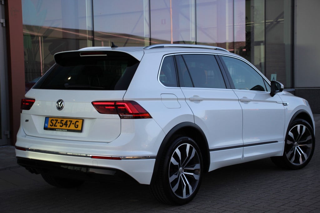 Volkswagen Tiguan 1.4 tsi 4motion r-line | pano | v.c. | acc | el. trekhaak