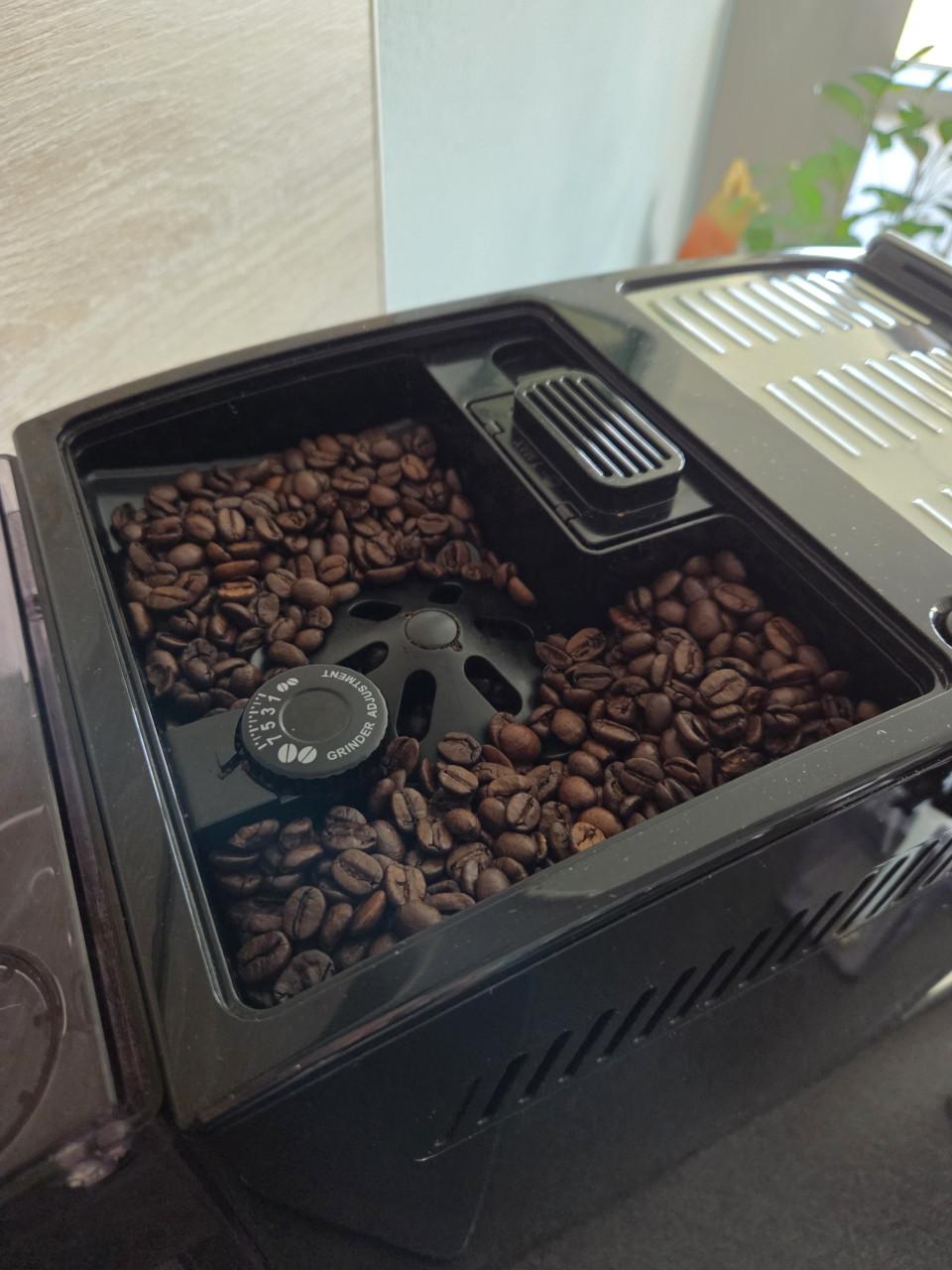 Mooie DeLonghi magnifica autentica cappuccino koffiemachine.