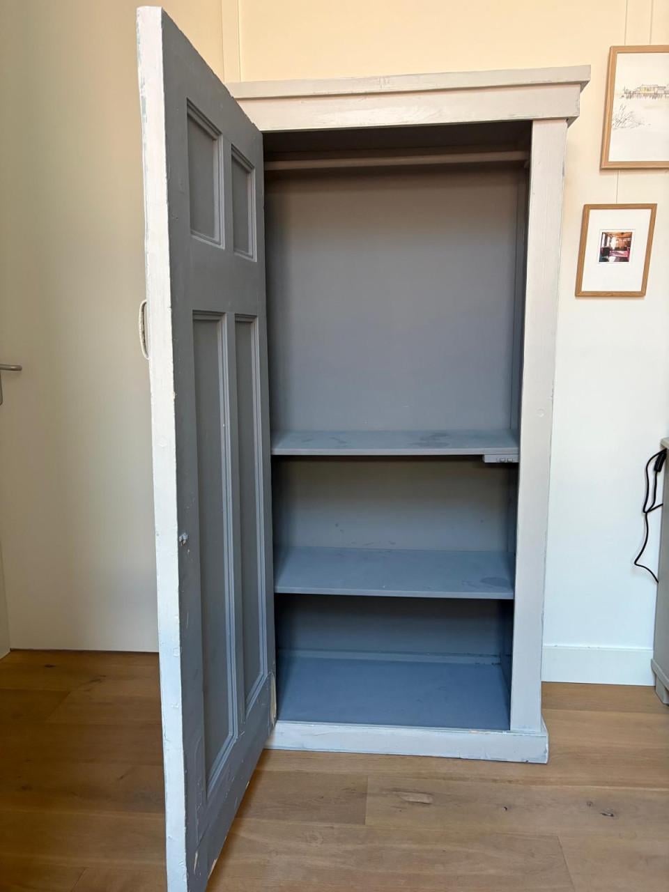 Massief houten (kleding) kast