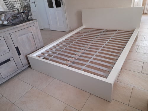140 x 200 Wit bed ( in goede nette staat )