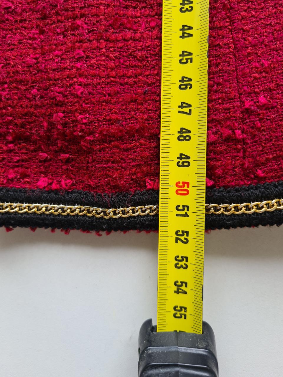 Stijlvol Mango tweed jasje in een opvallende rood-zwarte kleurencombinatie.