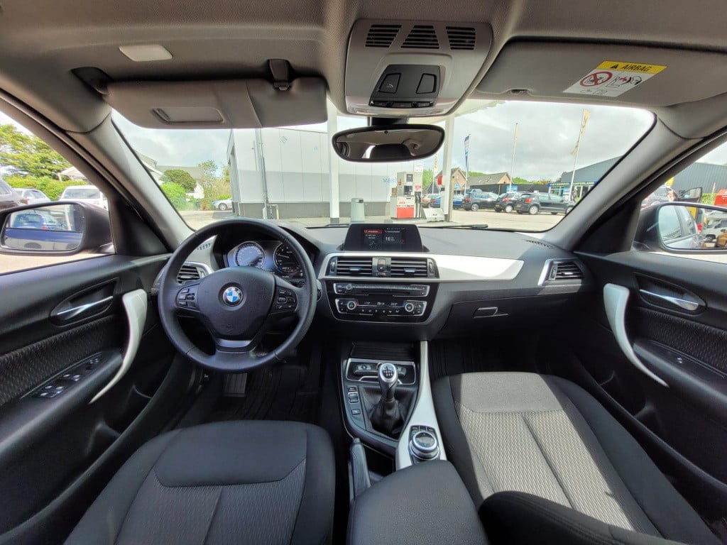 BMW 1 Serie 116i executive advantage . navi climate pdc lm velgen led stoel