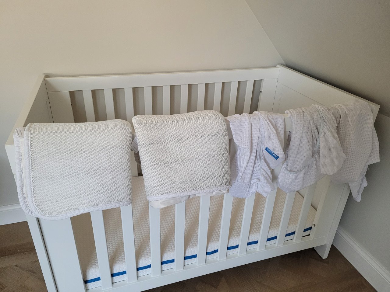 Ledikant met Aerosleep matras, toppers en lakens