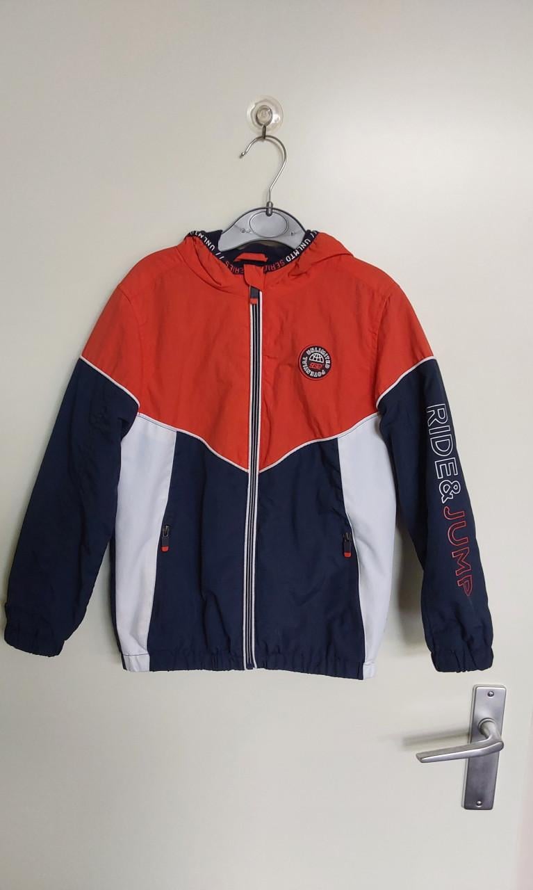 Zomerjas met capuchon van het merk C&A in maat 122