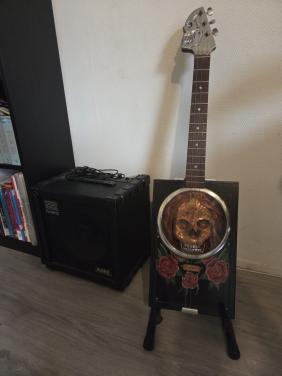 Custom "pirate" cigar box gitaar met schedel (messing) en rozen