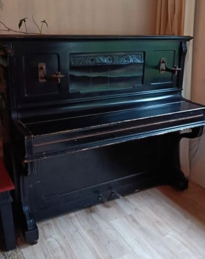Piano gratis ophalen, mooie Zwarte Antieke piano