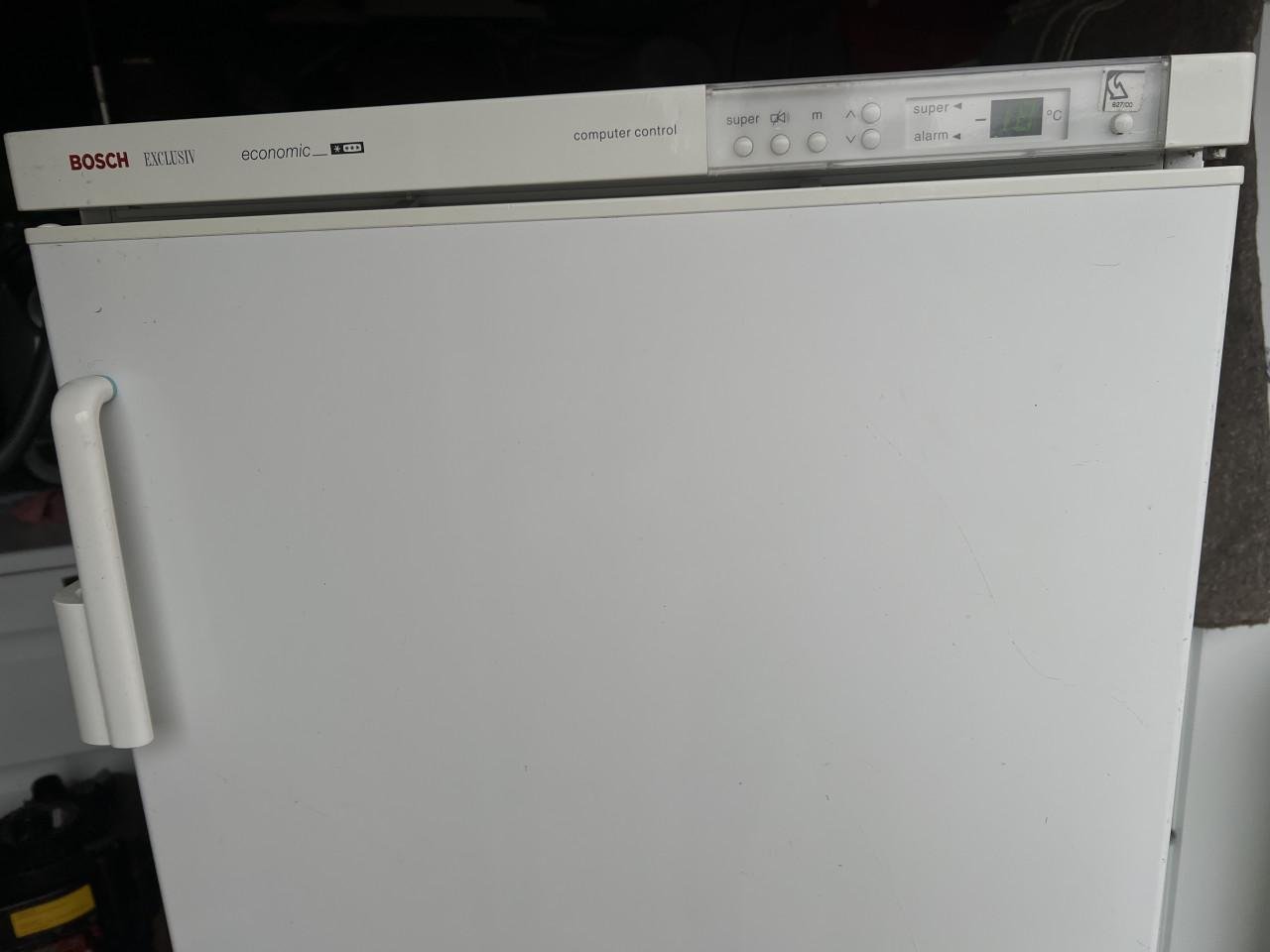 Bosch vrieskast 135x65x65 cm. Inhoud vriezer 220 liter