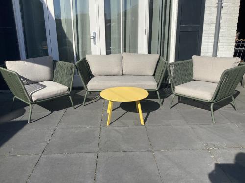 Tuinset met kussens + tafeltje