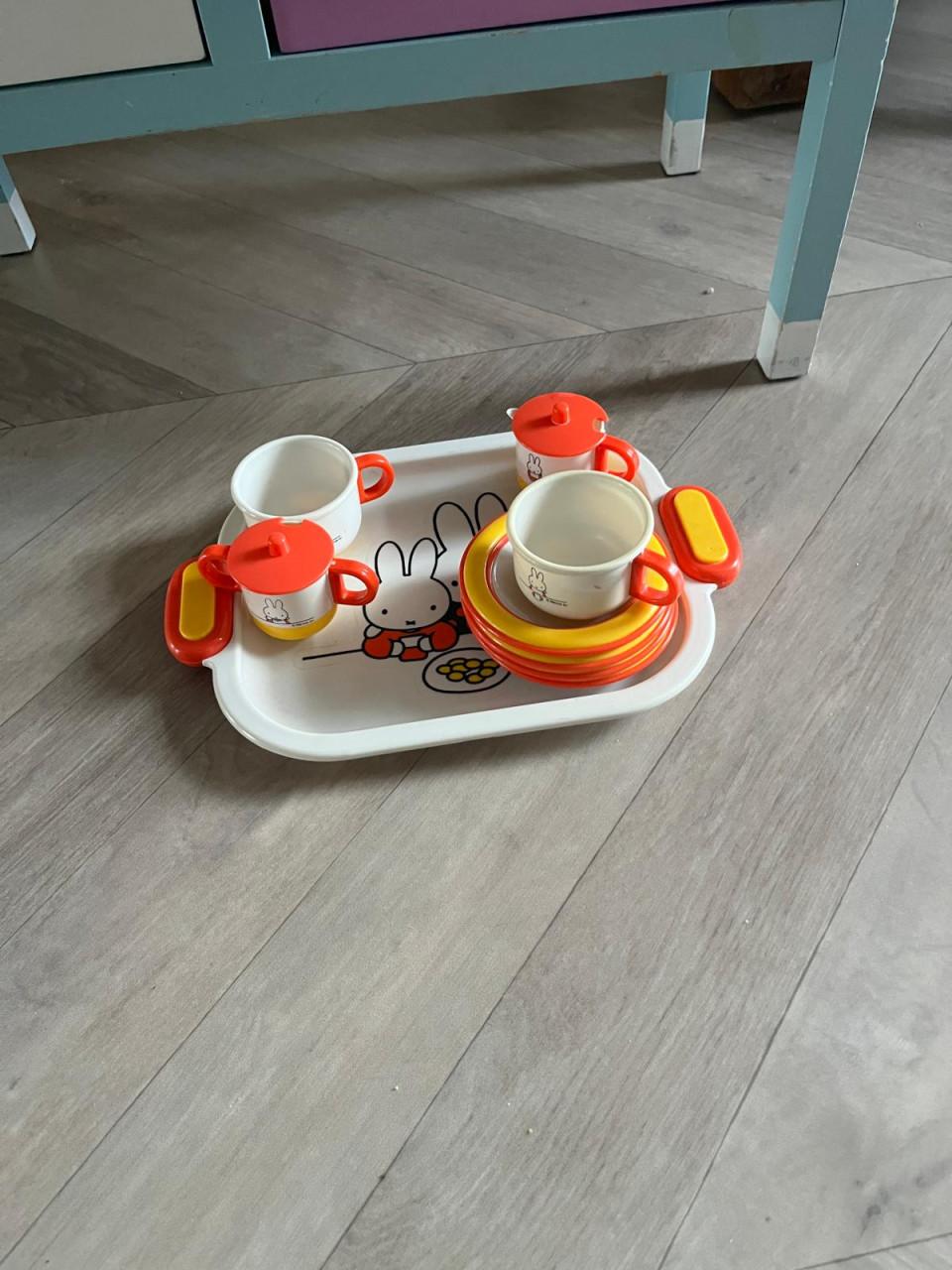 Schattig keukentje met Nijntje servies