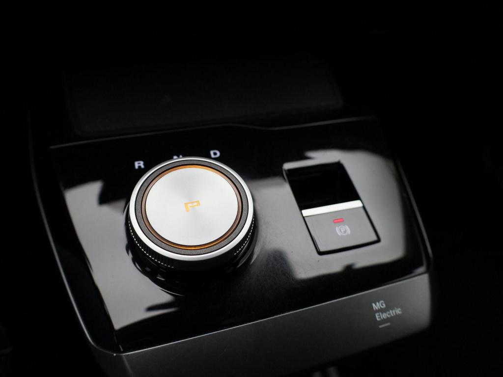 MG Mg4 long range 64kwh luxury | navi | led koplampen | 360 camera | stoelv