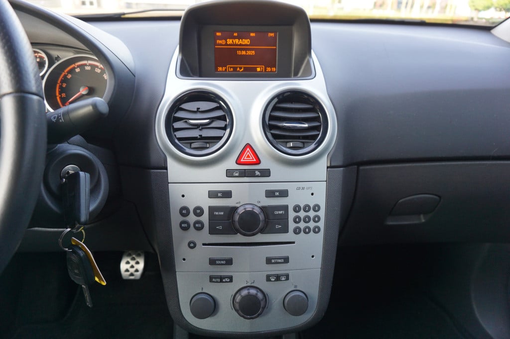 Opel Corsa 1.4-16v sport airco / cruise / elektr. ramen / trekhaak / nap