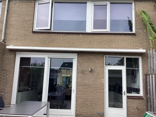 Elektrisch bediend knikarm zonnescherm   6 meter breed 3 meter uitval