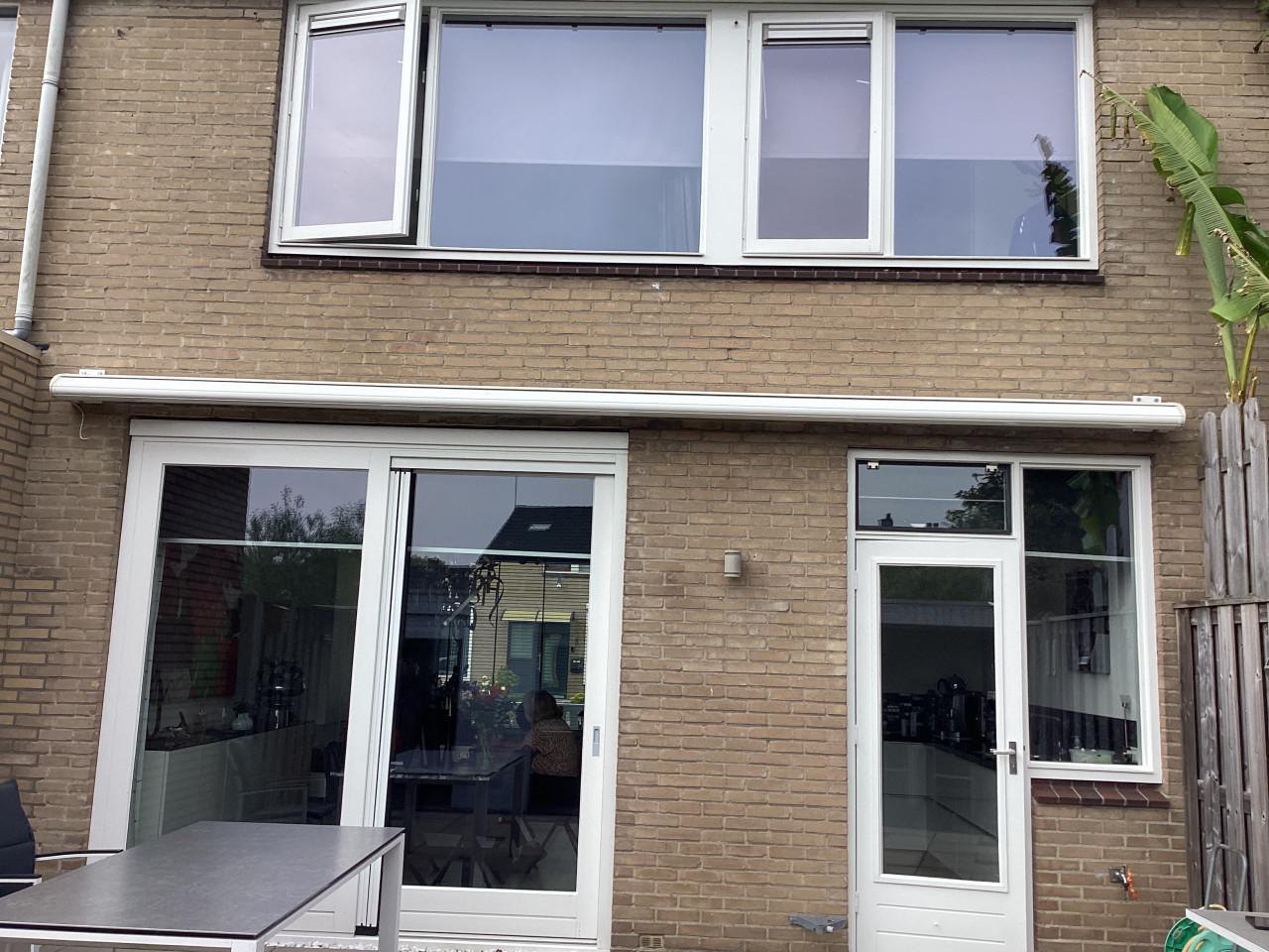 Elektrisch bediend knikarm zonnescherm   6 meter breed 3 meter uitval