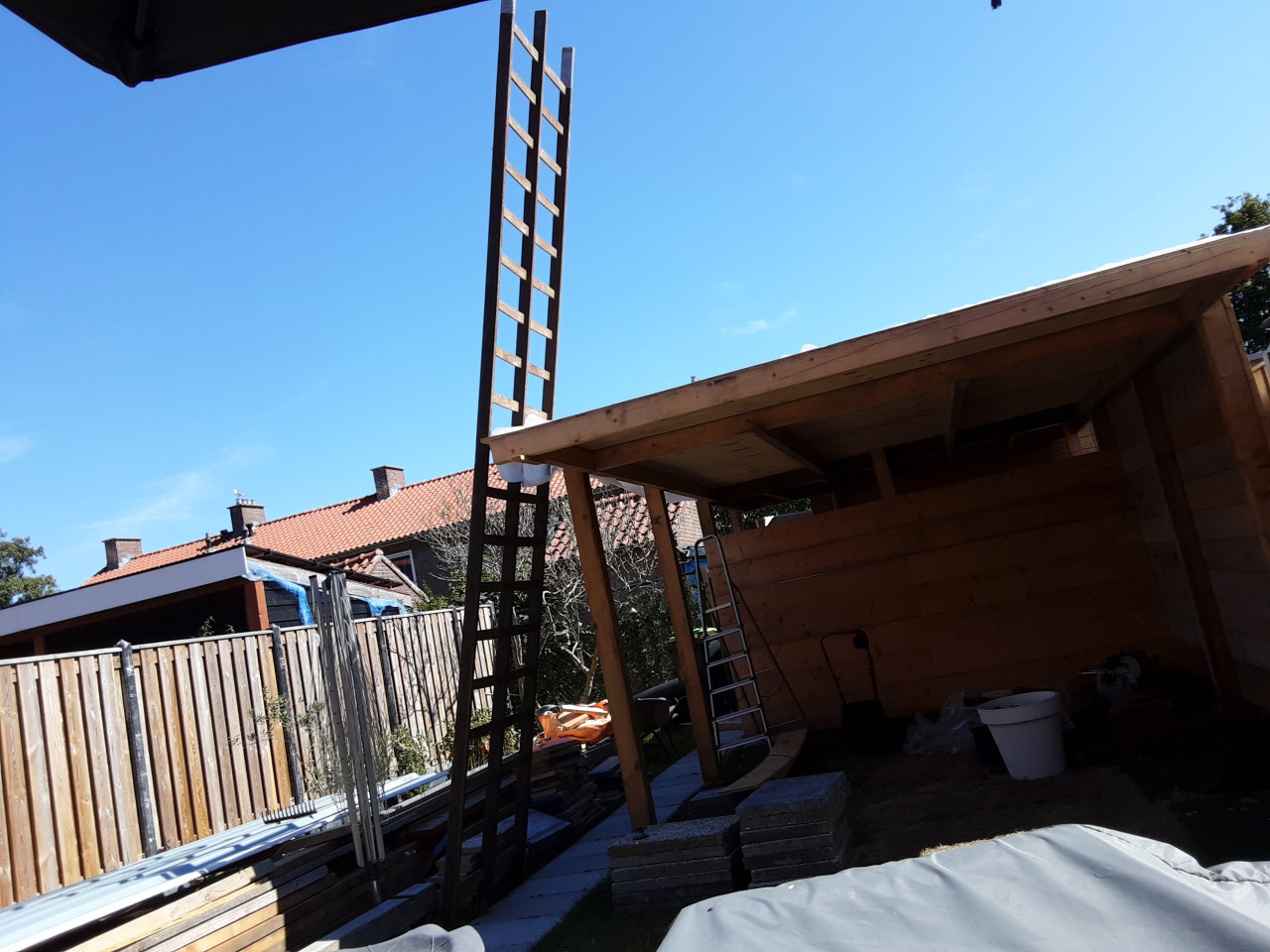 Oude lange houten dubbele verhuis ladder te koop