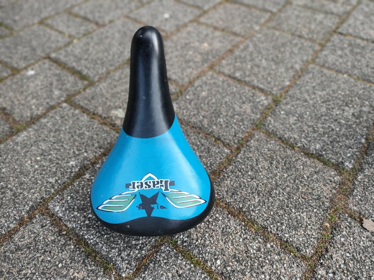 Steunwieltjes en kinderzadel met pen