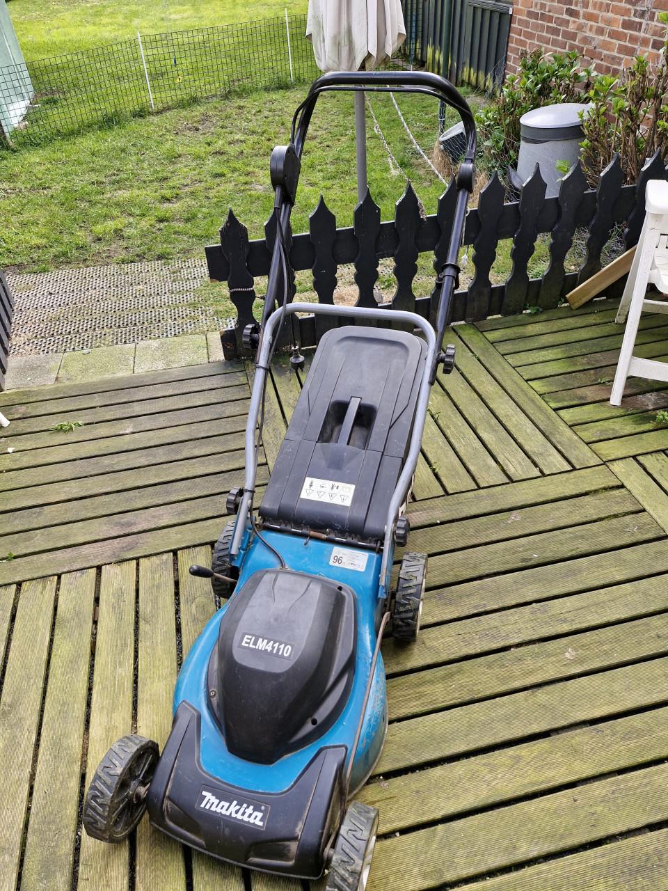 Makita grasmaaier 1600 wat  maaibreedte 43cm koopje.