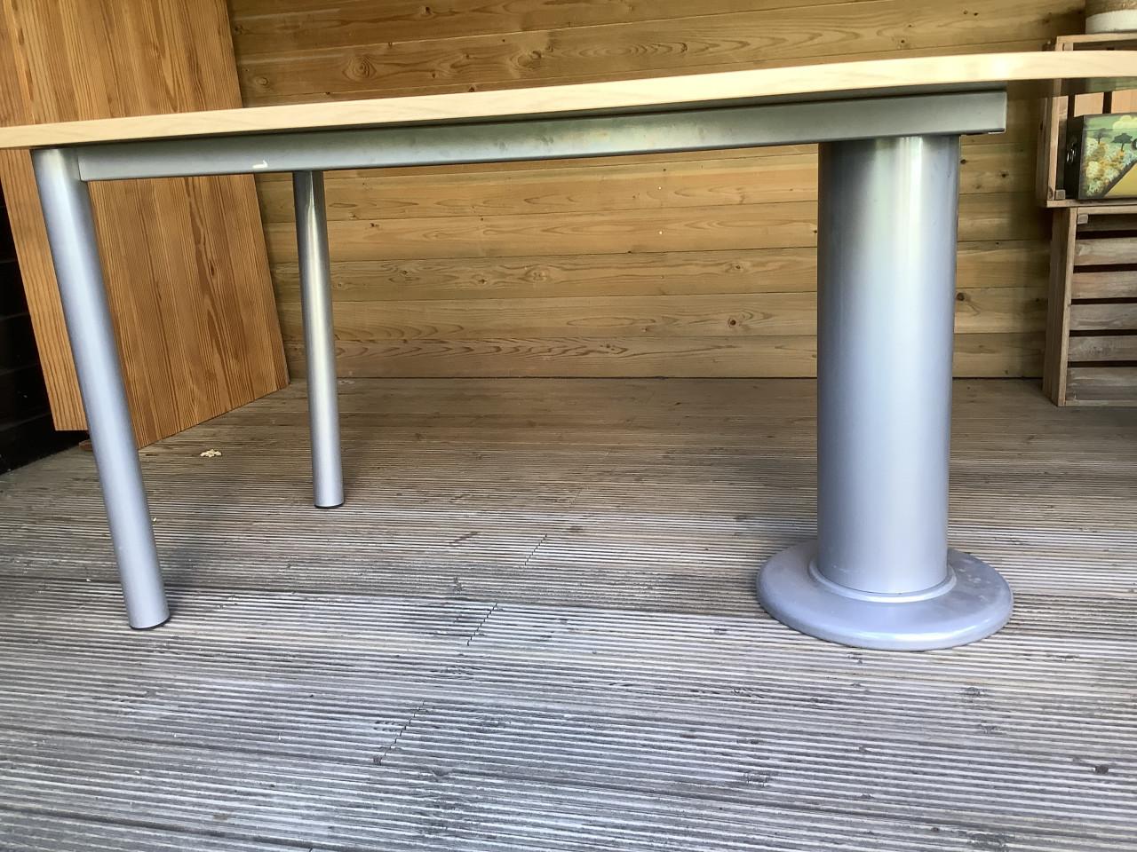 Keukentafel metalen onderstel met blank beuken blad. Afmeting: 150x80cm 75h