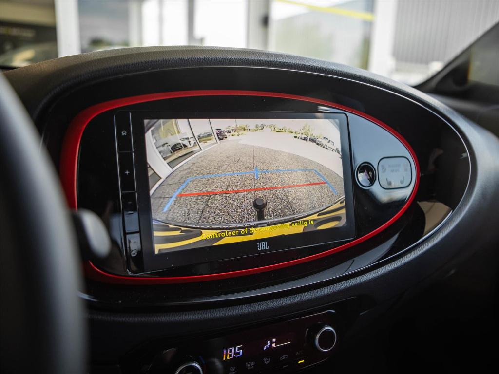 Toyota Aygo x 1.0 vvt-i mt 72pk premium | trekhaak | jbl sound system | app
