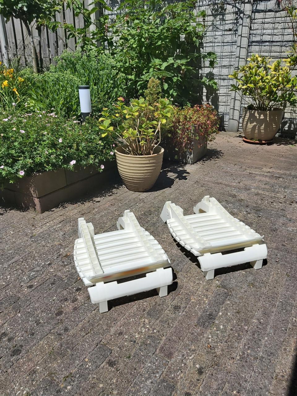 2 kunststof inklapbare stoeltjes