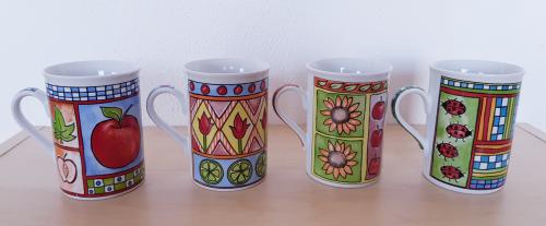 4 kleurrijke porseleinen bekers, 10 cm hoog