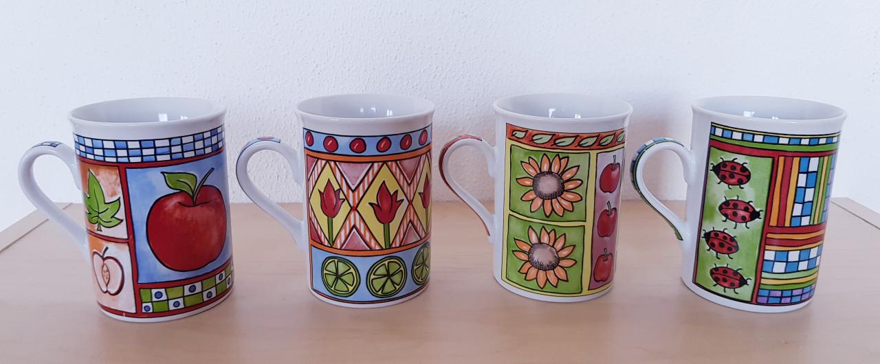 4 kleurrijke porseleinen bekers, 10 cm hoog