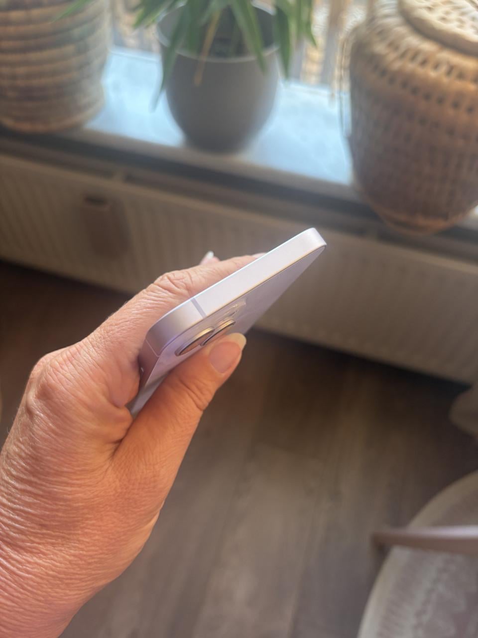 IPhone 14 lila