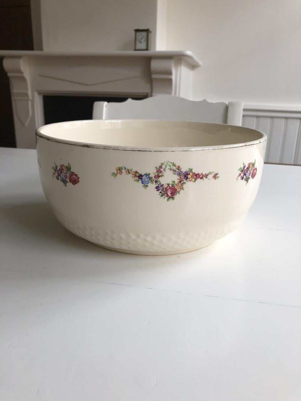 Mooie brocante hoge schaal met bloemendecor