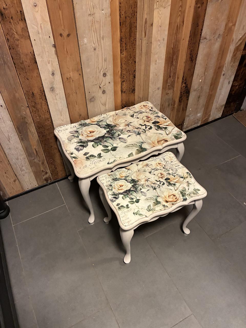 Prachtige set van 2 brocante Bijzettafeltjes