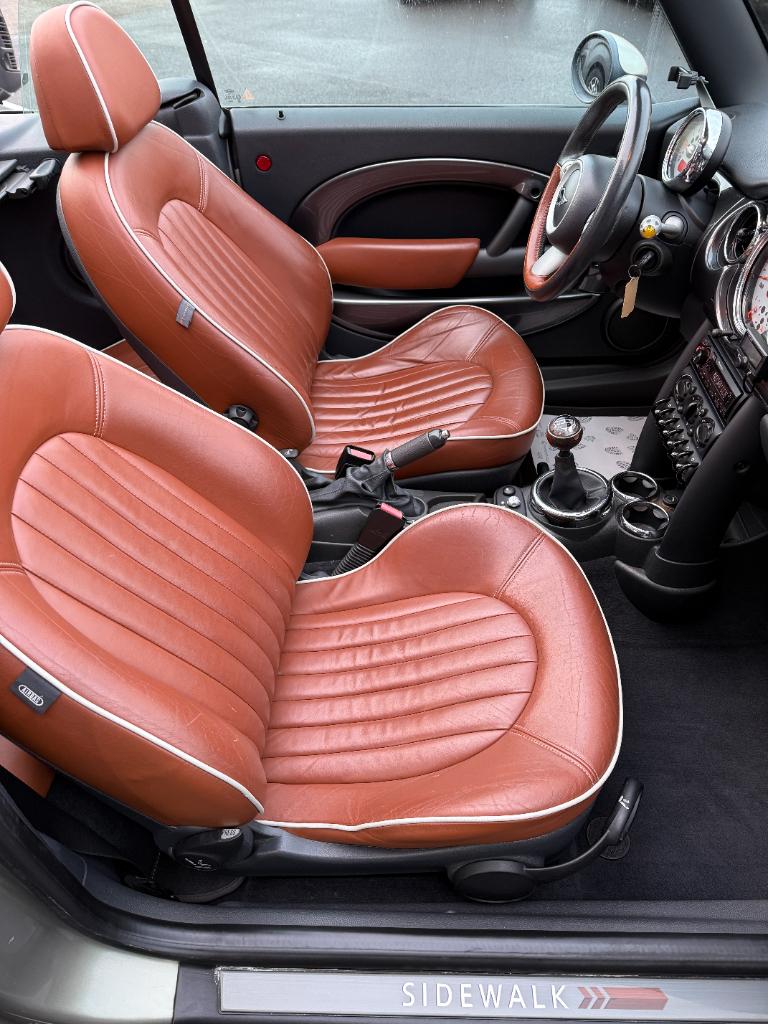 Mini Cooper Cabrio 1.6 - sidewalk