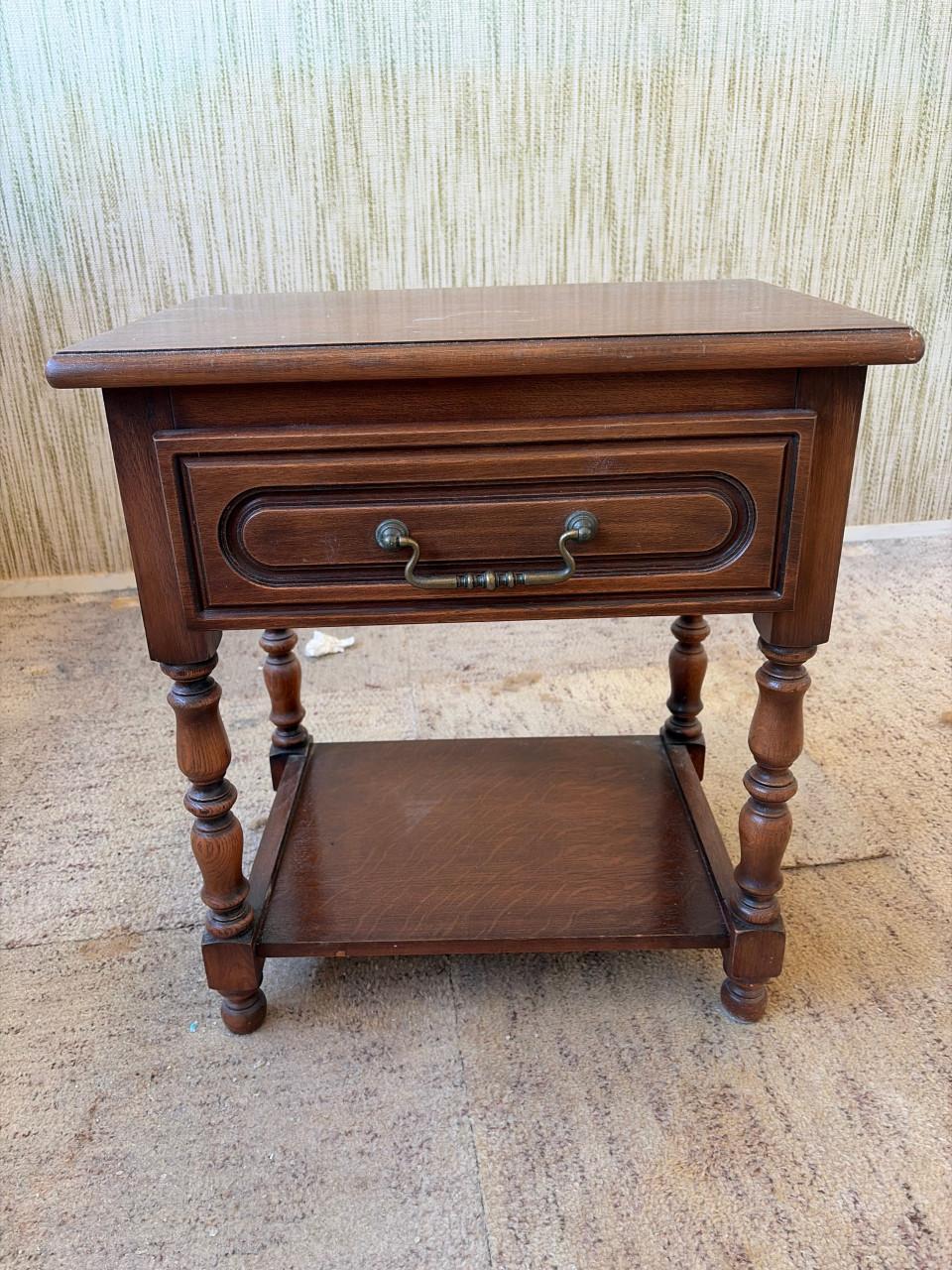 Gratis donker eiken nachtkastje commode en spiegel