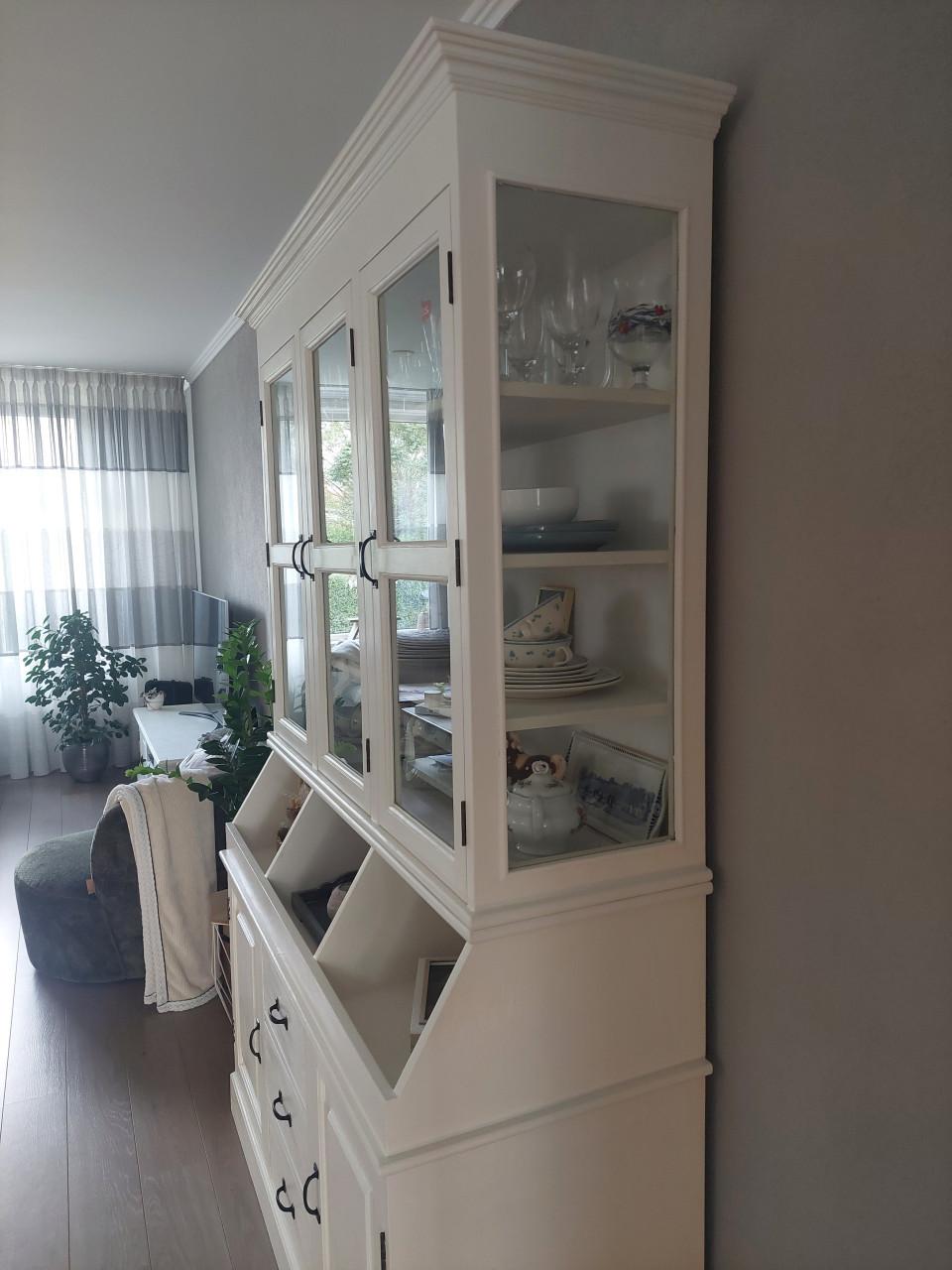 Buffetkast in witte krijtverf