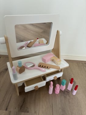 Houten kaptafel met accessoires