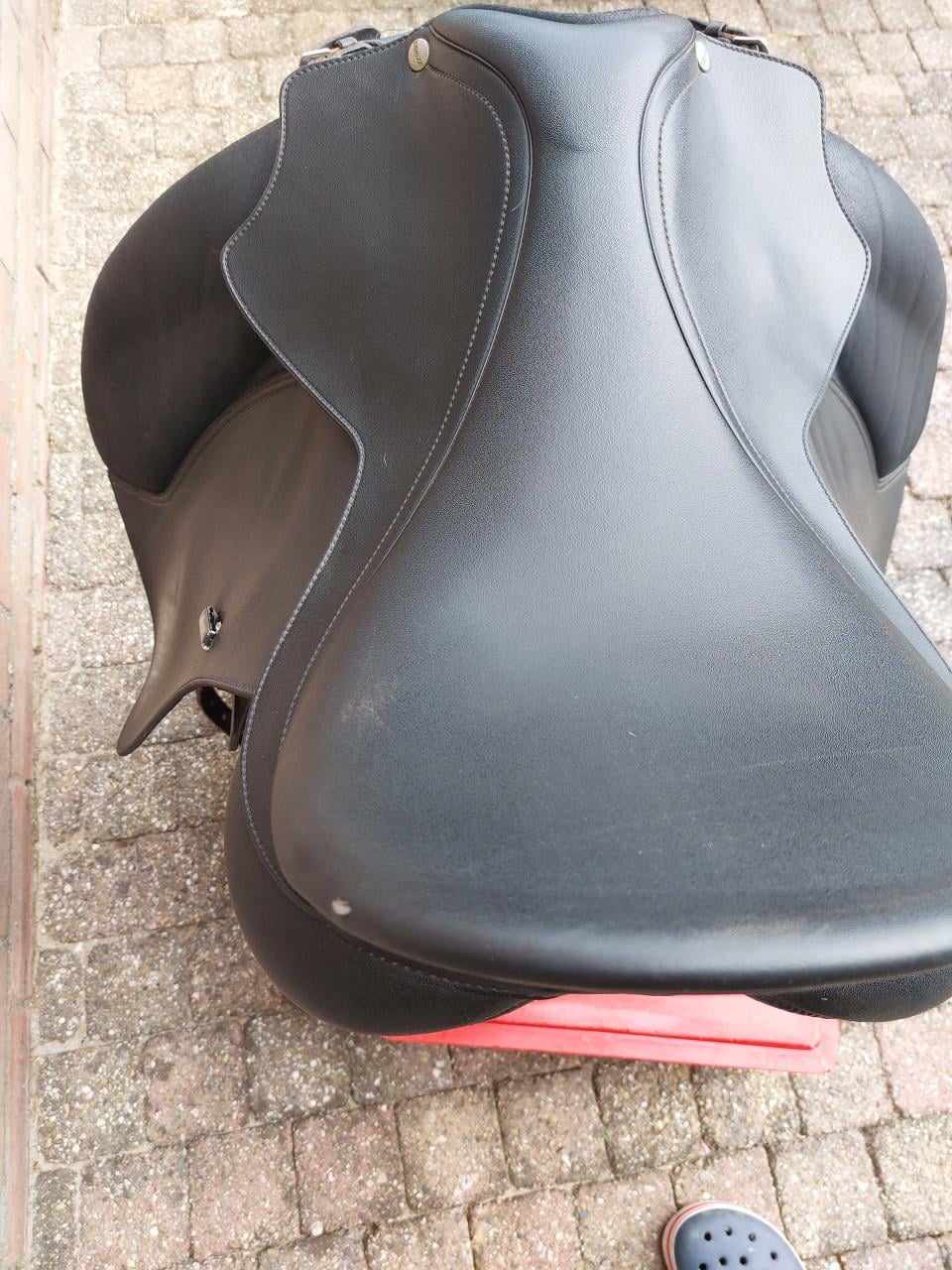 Wintec 500 Dressuurzadel – 17 inch – Wolgevuld (Complete set)