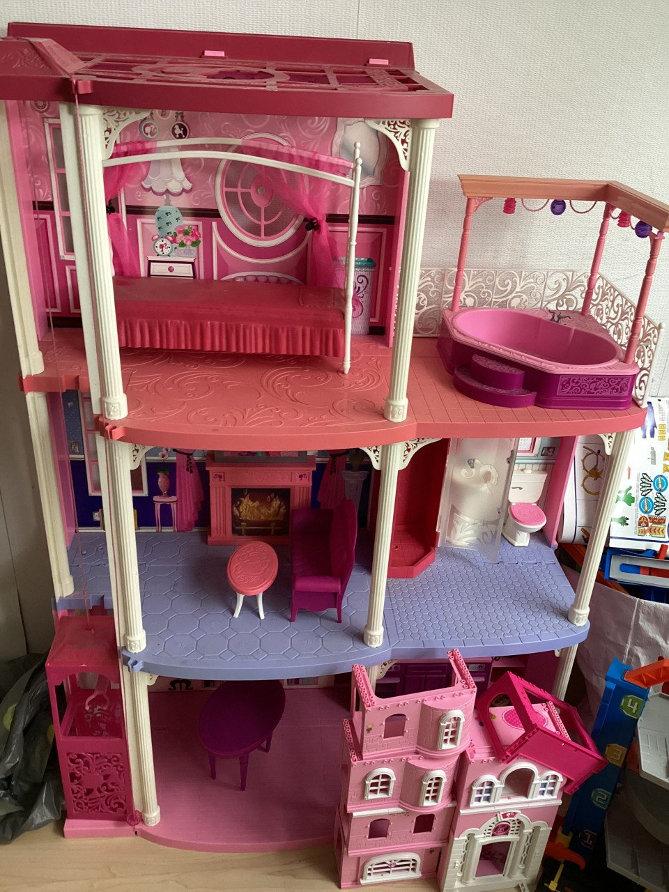 Barbiehuis met klein huisje erbij
