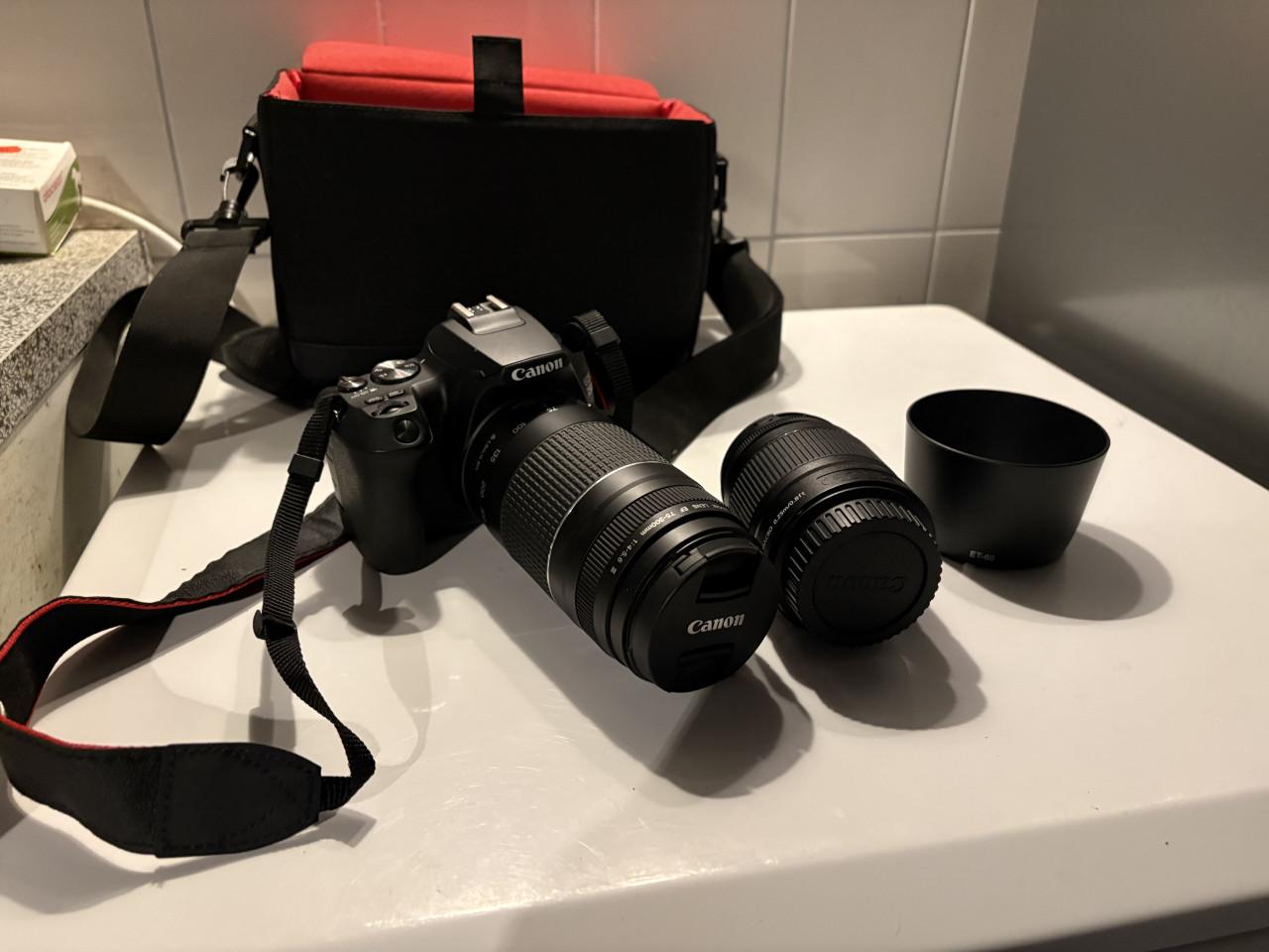 Canon EOS 250D met 2 lenzen en cameratas