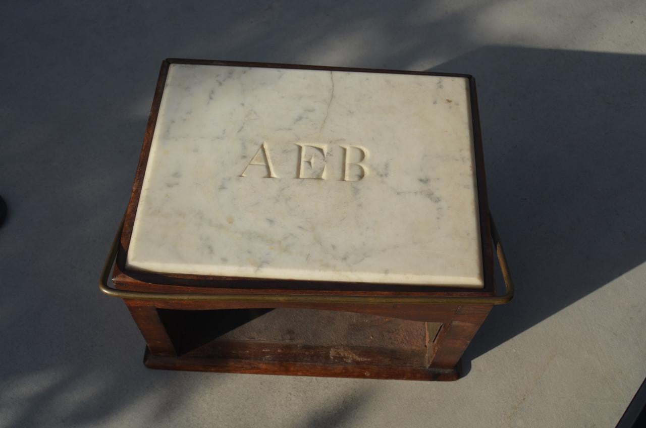 Houten en marmeren stoof met eigendomskenmerk AEB