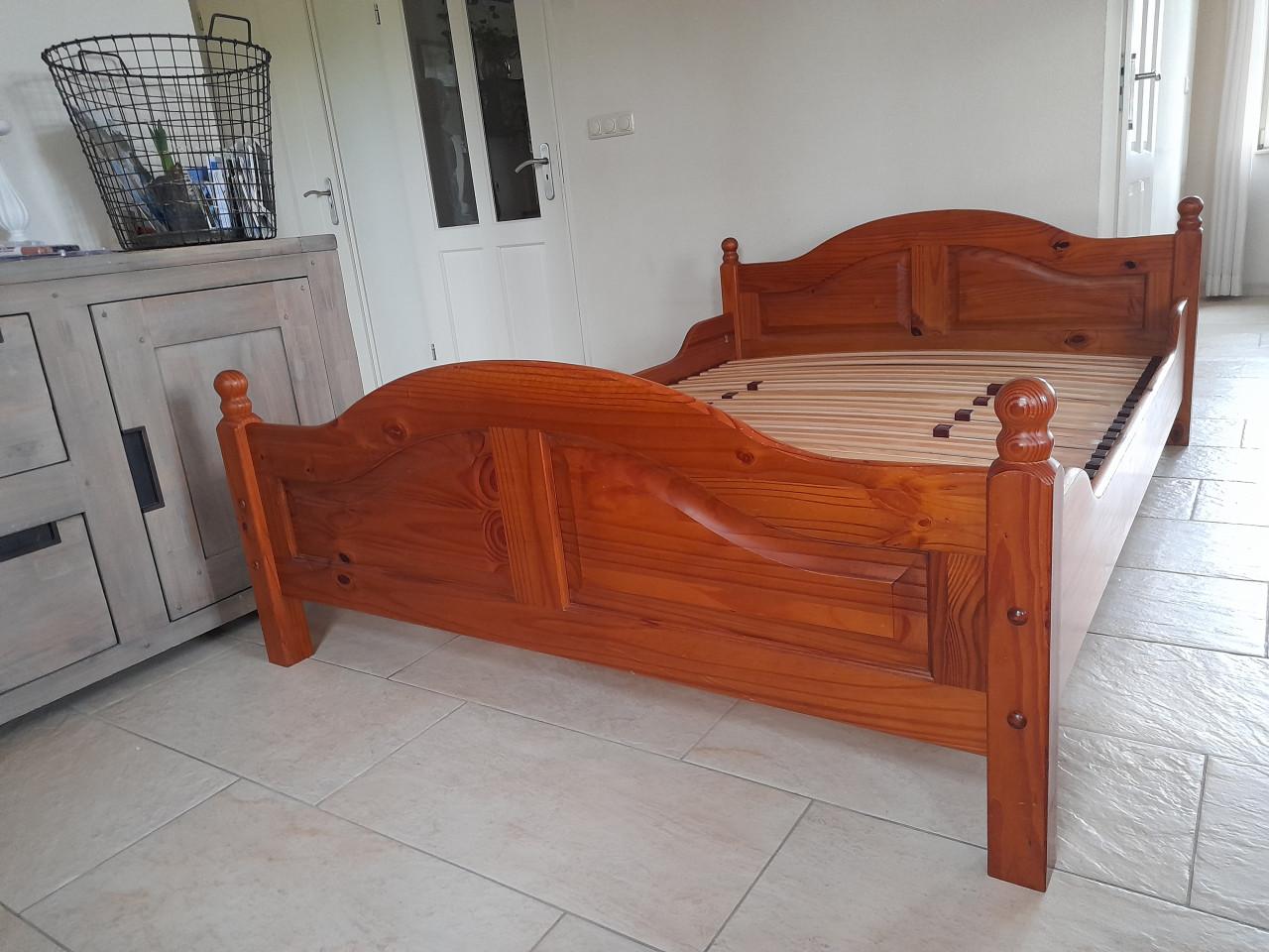 Houten bed 140 x 200 ( in goede nette staat )