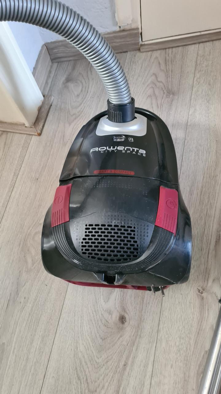 Stofzuiger merk Rowenta 220V-750W-Compleet en goed werkend