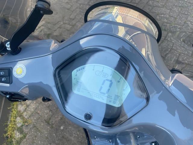 Nieuwe Santini Capri vespa look scooters in div kleuren deze maand nu 1749
