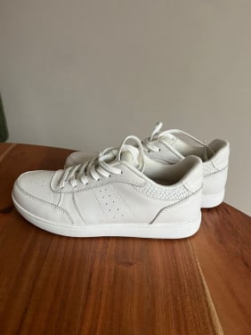 Te koop witte Woden sneakers