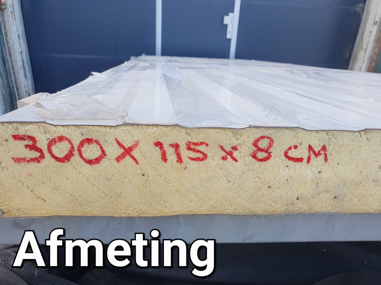 Sandwichpaneel/isolatieplaat voor dak/wand van 3meter lengte en 8cm dikte.