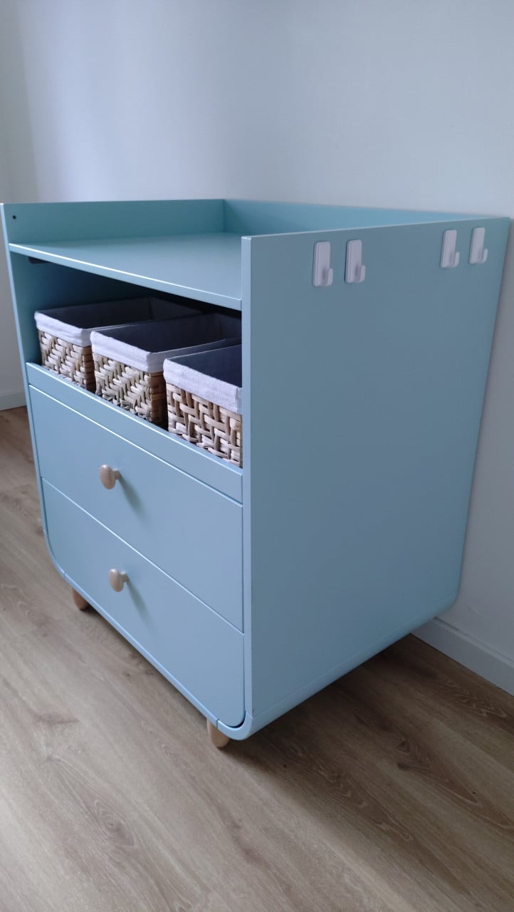 Mooie lichtblauwe commode