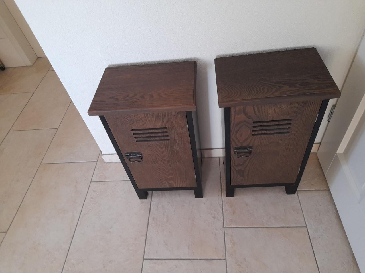2 Nachtkastjes ( in goede staat ) 34 x 24 x 60H