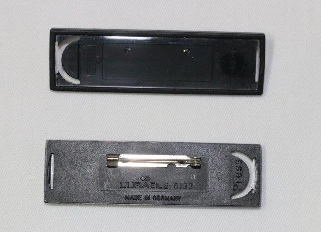 Badges Merk: Durable Met pin 17 x 67 mm Code: 8133 Per stuk: €.1,00 Totaal