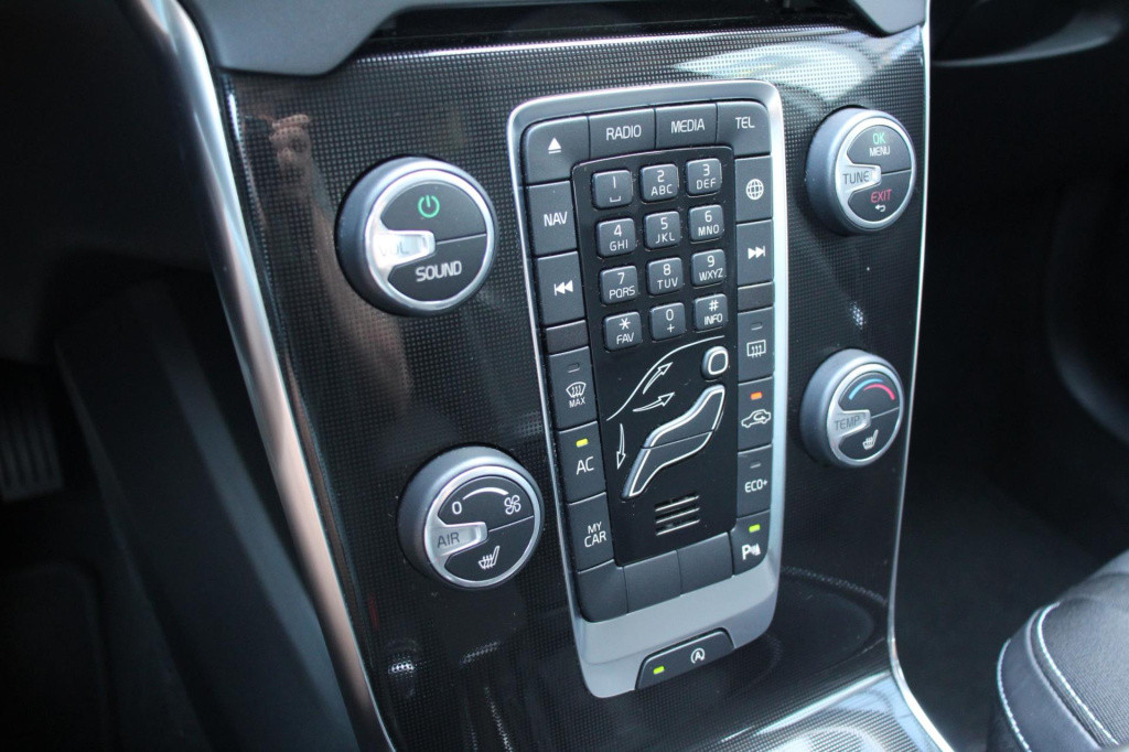 Volvo V40 1.5 t2 momentum automaat - pdc rondom + camera - full led - navi 
