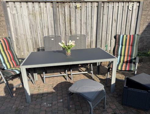 Tuinset, 4 verstelb Stoel Hartman. 4 kussens Hartman, poef en voetenbank.
